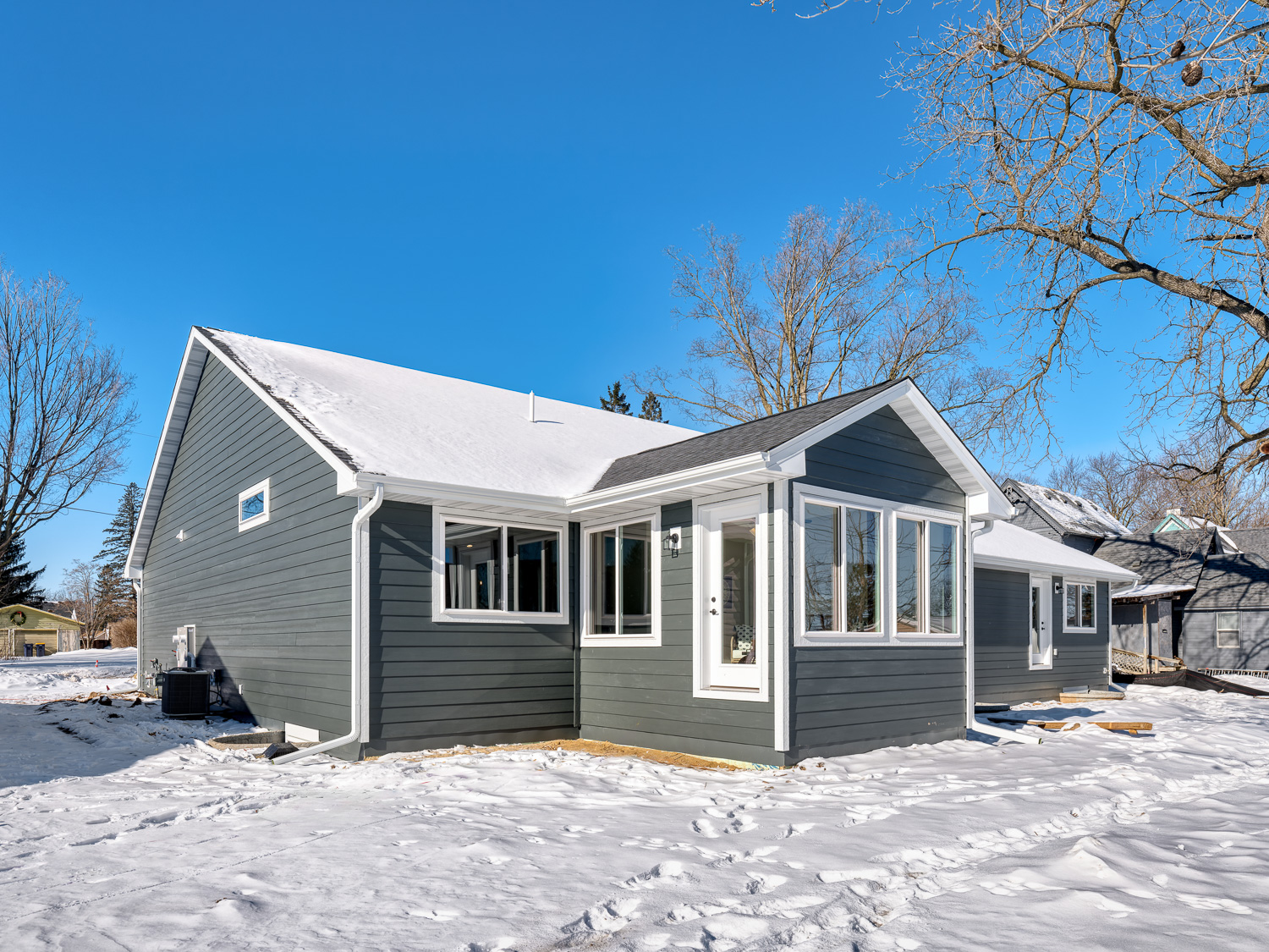 17 – Exterior Rear